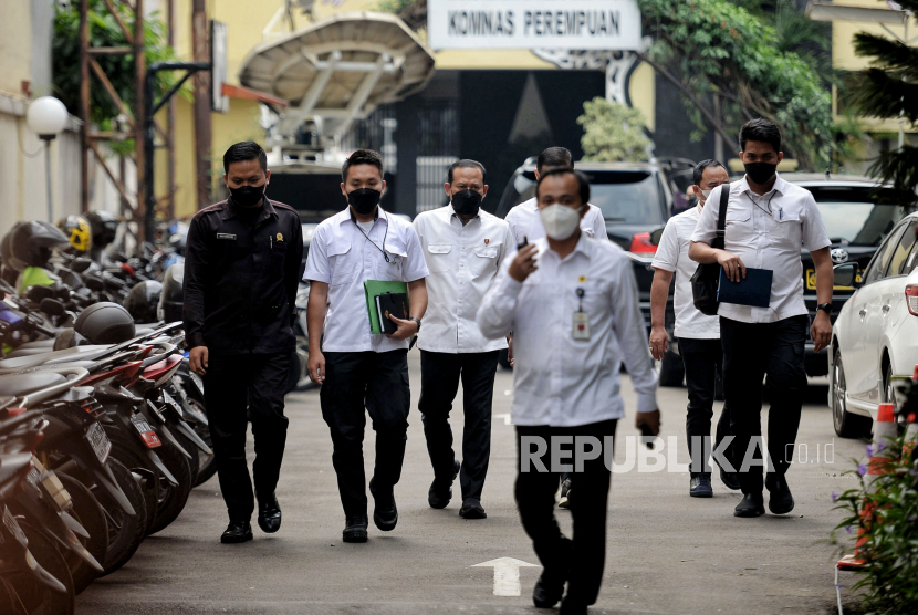 Direktur Tindak Pidana Siber Bareskrim Polri  Brigjen Pol Asep Edi (ketiga kiri) bersama tim siber lainnya tiba di kantor Komnas HAM, Jakarta, Rabu (27/7/2022). Komnas HAM memanggil tim siber dan tim forensik digital dari Laboratorium Forensik (Labfor) Mabes Polri untuk dimintai keterangan terkait CCTV dan ponsel milik Brigadir J dalam kasus kematian Brigadir J. Lemkapi meminta purnawirawan jangan justru membuat kegaduhan dalam kasus Brigadir J.