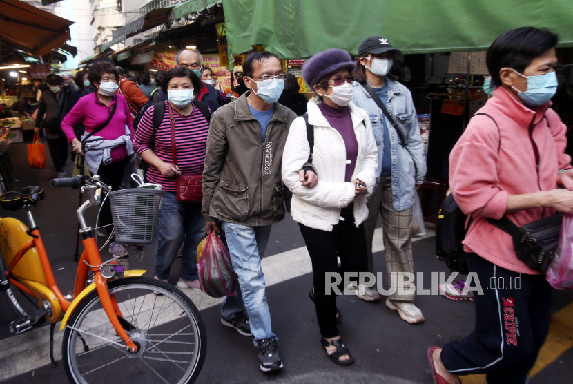 Warga memakai masker untuk membantu mencegah penyebaran coronavirus ketika mereka berbelanja di sebuah pasar di Taipei, Taiwan, Selasa (14/4). Taiwan salah satu negara yang berhasil mengendalikan corona (COVID-19) tanpa lockdown