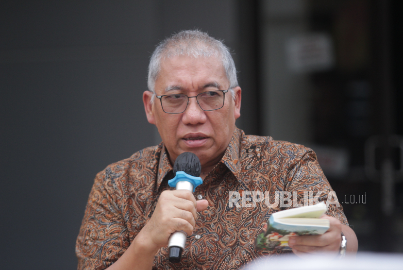 Direktur Utama Perum Bulog Bayu Krisnamurthi menyampaikan paparan saat jumpa media di Jakarta, Kamis (25/4/2024).