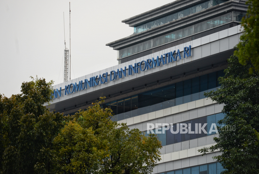 Ilustrasi Gedung Kementerian Komunikasi dan Informatika (Kominfo) di Jakarta, Selasa (1/11/2022). Kejaksaan Agung telah melakukan pemanggilan terhadap sejumlah pihak yang berkaitan dengan proyek menara, termasuk Badan Aksesibilitas Telekomunikasi dan Informasi (BAKTI) terkait dugaan kasus korupsi proyek base transceiver station atau BTS yang dikerjakan oleh Kominfo. Republika/Thoudy Badai