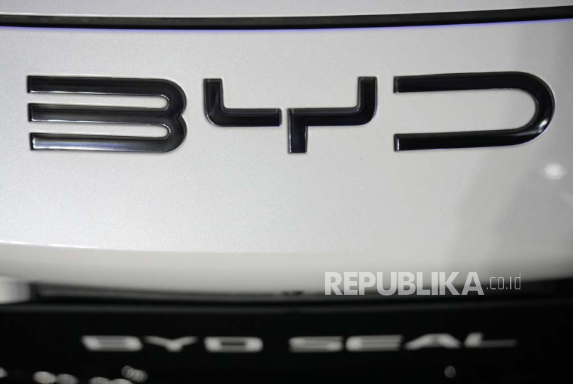 BYD logo is seen on a BYD Seal electric car during its launch in Jakarta, Indonesia, Thursday, Jan. 18, 2024. China top electric car maker BYD launched three electric vehicles, Atto 3, Seal and Dolphin into the Indonesian market Thursday, bolstering its presence in Southeast Asia largest economy. 
