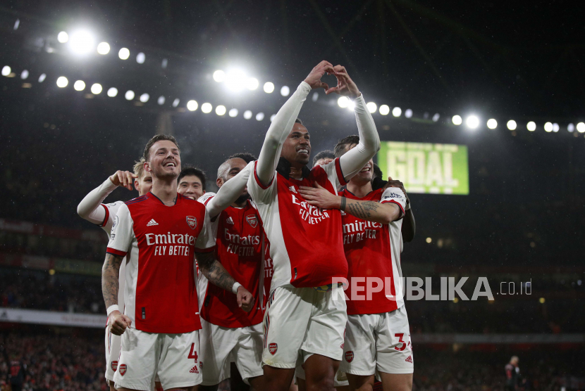Pemain Arsenal Gabriel Magalhaes, kedua kanan, memberi isyarat saat ia merayakan dengan rekan setimnya setelah mencetak gol ketiga selama pertandingan sepak bola Liga Premier Inggris antara Arsenal dan Southampton di stadion Emirates di London, Sabtu, 11 Desember 2021.