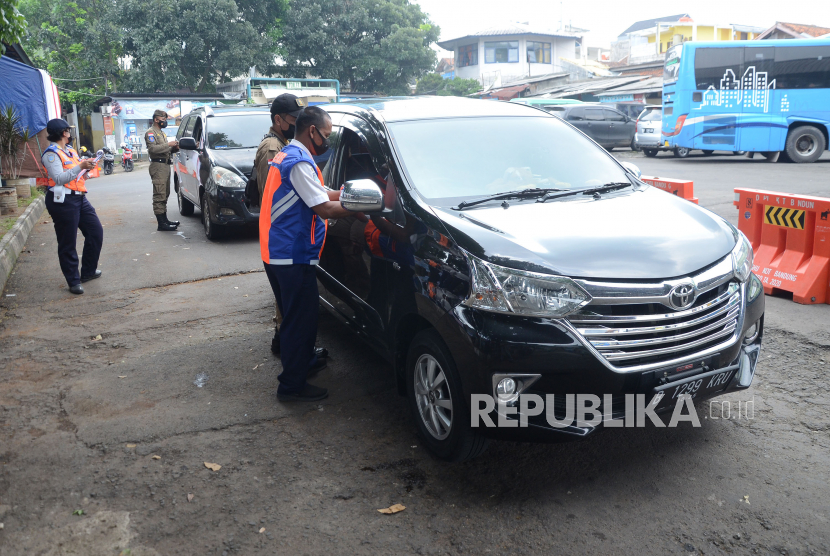 Petugas gabungan memeriksa pengguna kendaraan dengan pelat nomor luar Bandung di pos pemeriksaan kawasan Ledeng, Kamis (6/5/2021). 