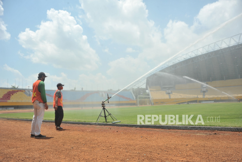 Sejumlah petugas melakukan perawatan rumput di Stadion Gelora Sriwijaya Jakabaring Palembang, Sumsel, Kamis (27/8/2020). Perawatan berkala ini dilakukan sebagai bentuk persiapan kedatangan rombongan FIFA terkait diikutsertakannya Stadion Gelora Sriwijaya sebagai kandidat tuan rumah World Cup U20 2021 mendatang. 