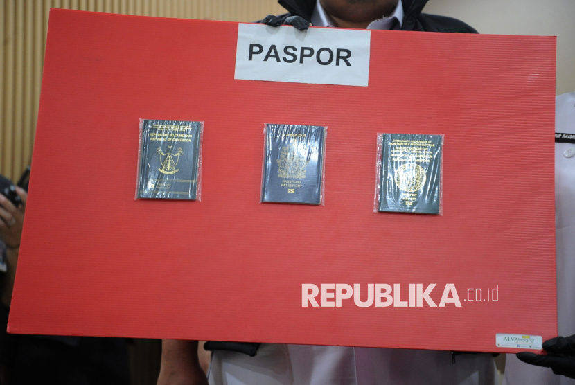 Barang bukti berupa paspor milik Warga Negara Asing (WNA) yang diduga memiliki uang dolar palsu diperlihatkan saat konferensi pers di Jakarta, Selasa (27/5/2025). Kantor Imigrasi Kelas I Khusus Non TPI Jakarta Barat berhasil mengamankan tiga orang WNA yang diduga terlibat dalam kepemilikan dan penyimpanan uang palsu. Ketiga pelaku tersebut terdiri dari dua WNA asal Kamerun berinisial TFN dan FJN, serta satu WNA pemegang paspor Kanada berinisial BDD. Dalam penangkapan tersebut, TFN dan FJN diketahui memiliki uang palsu sebesar 1.600 dolar AS, sementara BDD diduga menyimpan uang palsu senilai 900 dolar AS.