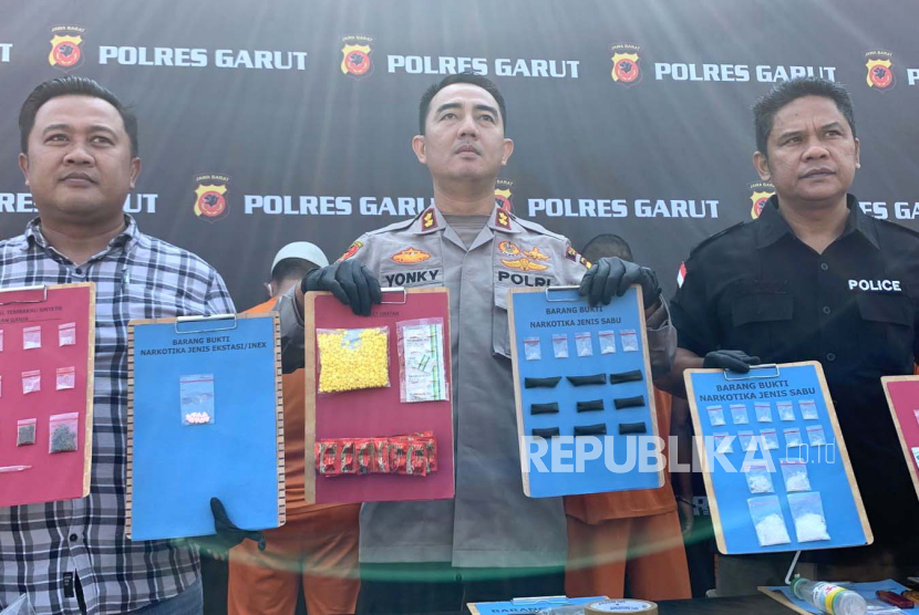 Kepala Polres (Kapolres) Garut AKBP Rohman Yonky menunjukkan barang bukti kasus narkoba hasil Operasi Antik Lodaya 2023, saat konferensi pers di Markas Polres Garut, Jawa Barat, Selasa (15/8/2023). 