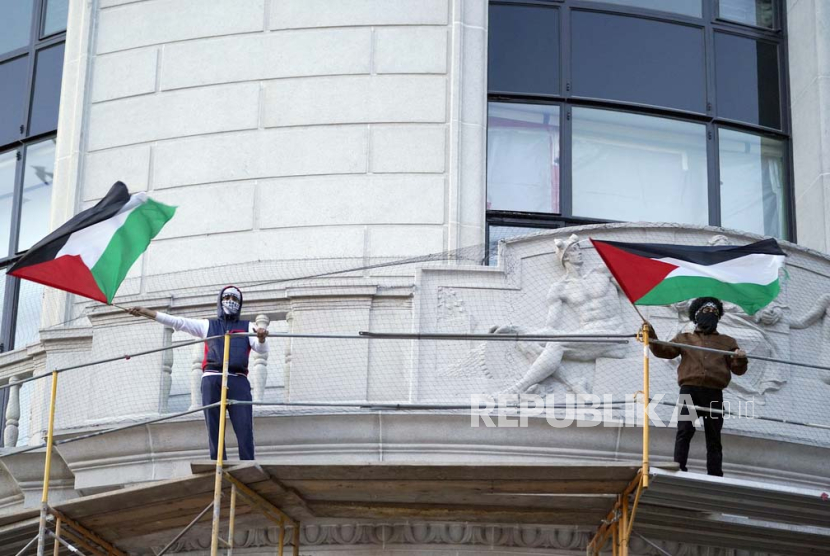 Demonstran mendukung Palestina.