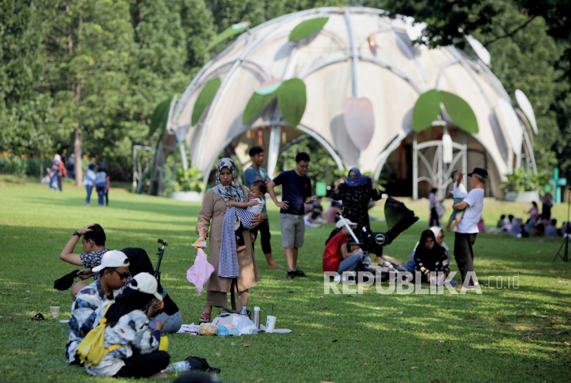Sejumlah pengunjung berwisata di Kebun Raya Bogor, Kota Bogor.