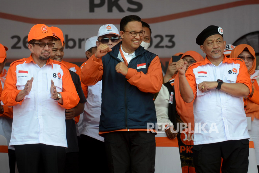 Ketua Majelis Syura PKS Salim Segaf Aljufri (kiri), Presiden PKS Ahmad Syaikhu (kanan) dan Bakal Calon Presiden (Bacapres) yang diusung PKS Anies Baswedan (tengah) melakukan gerakan senam saat Apel Siaga Pemenangan PKS 2024 di Stadion Madya, Senayan, Jakarta, Ahad (26/2/2023). Apel yang diikuti oleh Ribuan kader yang berasal dari seluruh Indonesia ini merupakan rangkaian penutupan dari Rapat Kerja Nasional (Rakernas) PKS. Dalam kesempatan tersebut juga dilakukan pembacaan ikrar Pemenangan PKS dan Anies Baswedan. 