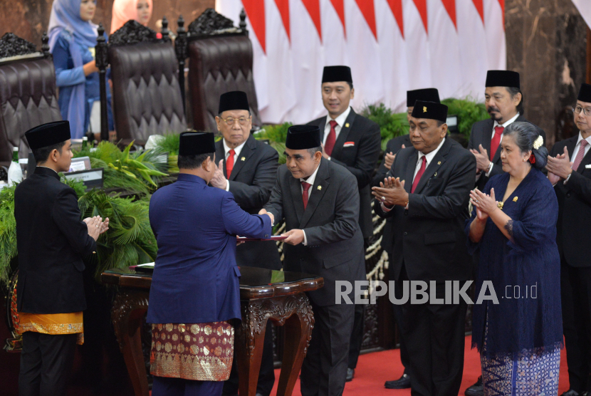 Ketua MPR Ahmad Muzani memberikan berita acara pelantikan kepada Presiden Prabowo Subianto dan Wakil Presiden Gibran Rakabuming Raka  dalam sidang paripurna MPR dengan agenda  pelantikan Presiden dan Wakil Presiden periode 2024-2029 di Gedung Nusantara, Kompleks Parlemen, Senayan, Jakarta, Ahad (20/10/2024). Prabowo Subianto dan Gibran Rakabuming Raka resmi menjabat sebagai presiden dan wakil presiden periode 2024-2029 menggantikan presiden dan wakil presiden periode 2019-2024 Joko Widodo dan Maruf Amin.