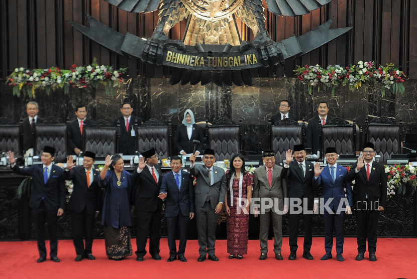 Ketua Majelis Permusyawaratan Rakyat (MPR) RI terpilih periode 2024-2029 Ahmad Muzani (tengah) bersama Wakil Ketua Edhi Baskoro Yudhoyono, Hidayat Nur Wahid,  Lestari Moerdijat, Bambang Wuryanto, Pimpinan sementara MPR Guntur Sasono, Larasati Moriska, Wakil Ketua MPR Kahar Muzakir, Rusdi Kirana, Eddy Dwiyanto Soeparno dan Abcandra Muhammad Akbar Supratman (kiri-kanan) berfoto bersama usai mengambil sumpah jabatan saat pelantikan pimpinan MPR RI periode 2024-2029 di gedung Nusantara, Kompleks Parlemen, Senayan, Jakarta, Kamis (3/10/2024). Sidang Paripurna MPR RI menyetujui Ahmad Muzani dari Fraksi Partai Gerindra sebagai ketua MPR RI periode 2024-2029 menggantikan Bambang Soesatyo selaku Ketua MPR RI periode 2019-2024.