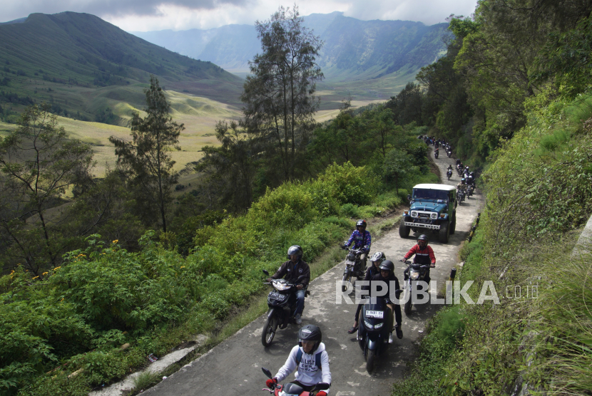 Sejumlah kendaraan mengantre memasuki Kawasan Taman Nasional Bromo Tengger Semeru (TNBTS), Malang, Jawa Timur, Ahad (30/4/2023). PUPR Percepat Pengembangan Infrastrukturr Bromo-Tengger-Semeru.