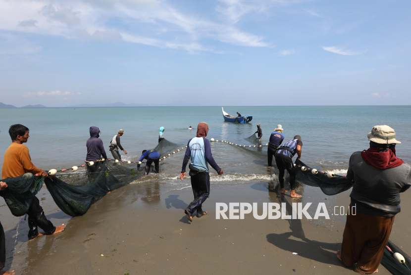 Nelayan tradisional menarik pukat darat saat mencari ikan di pesisir pantai Kutaraja, Banda Aceh, Aceh, Kamis (26/3/2026). 