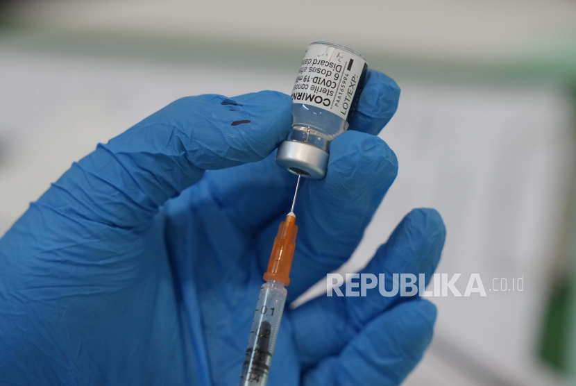  Seorang petugas kesehatan bersiap untuk memberikan vaksin COVID-19 Pfizer untuk penyakit coronavirus (COVID-19) di pusat vaksinasi di Kuala Lumpur, Malaysia, Senin, 31 Mei 2021