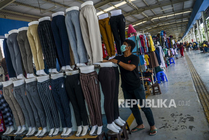 Pedagang merapikan barang dagangannya di Skybridge Pasar Tanah Abang, Jakarta, Senin (15/2). Sebanyak 55.000 pedagang Tanah Abang akan menjalani vaksin Covid-19 yang merupakan pilot project dari program vaksinasi tahap kedua dari pemerintah pada Rabu (17/2). Republika/Putra M. Akbar