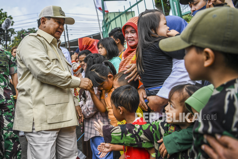 Menteri Pertahanan Prabowo Subianto menyalami warga saat melakukan kunjungan kerja di Koramil 0912/Lembang, Kabupaten Bandung Barat, Jawa Barat, Jumat (16/6/2023).