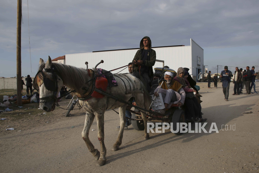 Warga Palestina yang melarikan diri dari serangan Israel di Khan Younis tiba di Rafah, Jalur Gaza. Rabu, 14 Februari 2024.