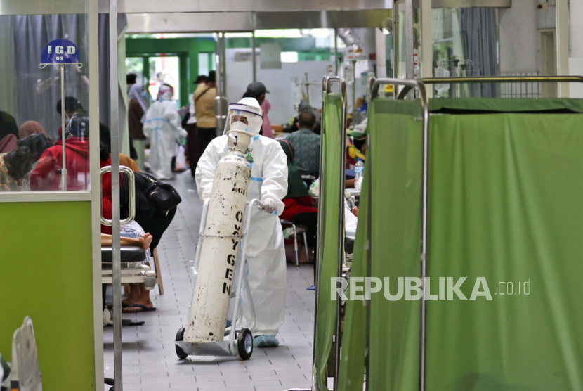 Seorang paramedis mendorong tangki oksigen di ruang gawat darurat sebuah rumah sakit di Surabaya, Jawa Timur, Indonesia, Jumat, 9 Juli 2021. 