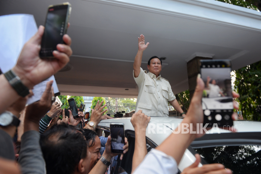 Ketua Umum DPP Partai Gerindra, Prabowo Subianto menyapa relawan usai meresmikan Rumah Pemenangan Relawan Prabowo Presiden 2024 di Jalan Imam Bonjol, Jakarta, Selasa (15/8/2023).