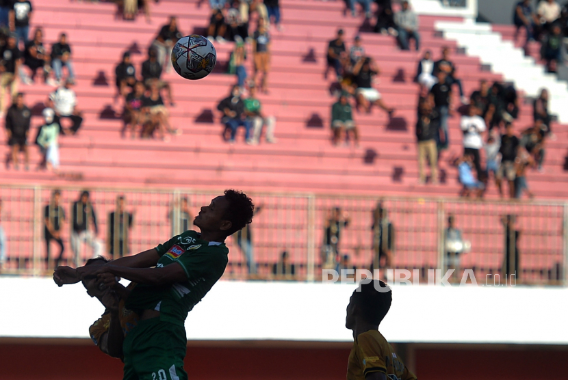 Sayap kiri PSS Sleman, Harus Tuharea memenangi duel udara dengan pemain Bhayangkara FC pada lanjutan pertandingan BRI Liga 1 di Stadion Maguwoharjo, Sleman, Yogyakarta, Senin (6/3/2023). Pertandingan lanjutan Liga 1 tersebut telah dihadiri penonton.
