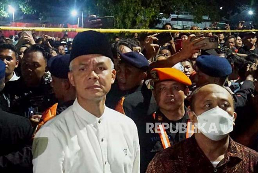 Gubernur Jawa Tengah, Ganjar Pranowo tiba di lokasi kecelakaan KA Brantas dengan sebuah truk trailer di jalan madukoro Raya untuk melihat langsung proses penanganan di lokasi kejadian, Selaa (18/7) malam.