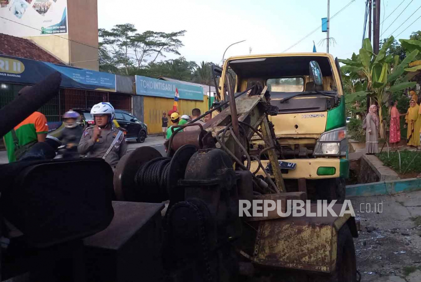 Polisi mengevakuasi kendaraan yang terlibat kecelakaan di ruas jalan Ciamis-Banjar, Desa Karangkamulyan, Kecamatan Cijeungjing, Kabupaten Ciamis, Jawa Barat, Selasa (30/5/2023). 