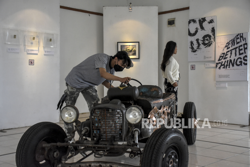 Pengunjung mengamati karya seni rupa yang dipajang pada Pameran Rasa, Asa dan Bahasa di Galeri Wastu Sekolah Tinggi Desain Indonesia (STDI), Jalan Wastukencana, Kota Bandung, Jawa Barat, Selasa (16/5/2023). Pameran tersebut menampilkan karya 16 dosen STDI yang berupa desain interior, barang hasil tempa, fotografi serta desain grafis dan berlangsung hingga 29 Mei 2023. 