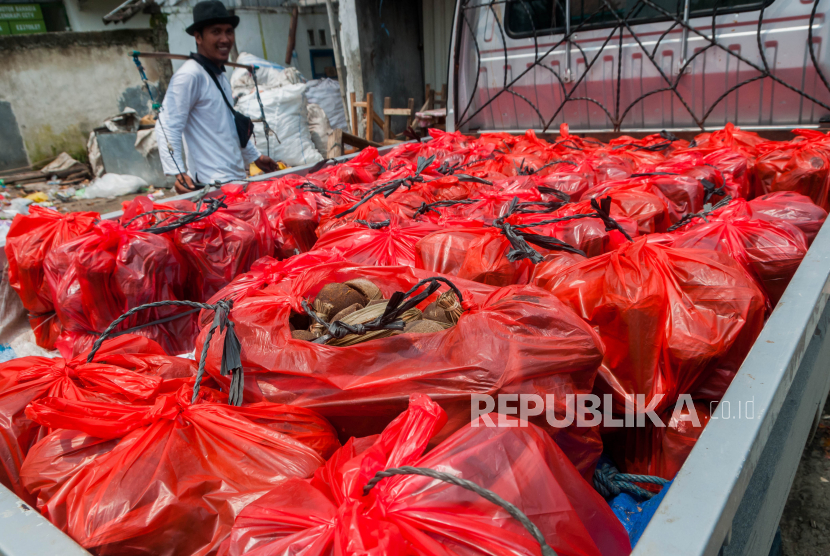 Pekerja membawa gula aren yang akan dijual di Pasar Rangkasbitung, Lebak, Banten (ilustrasi).