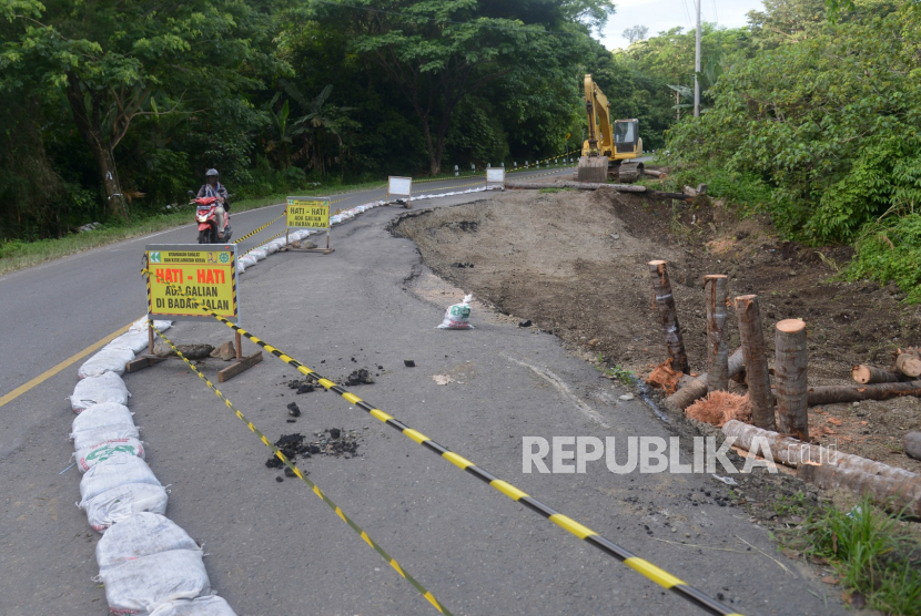 Jalan utama penghubung Wonosobo dan Kebumen ambles sepanjang 20 meter (Foto: ilustrasi)