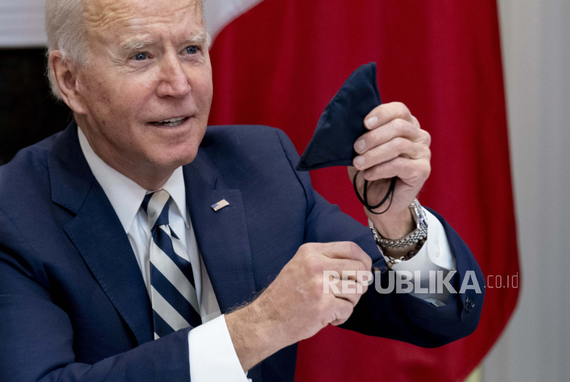  Presiden Joe Biden memegang gelang saat dia berbicara selama pertemuan virtual dengan Presiden Meksiko Andres Manuel Lopez Obrador di Ruang Roosevelt Gedung Putih, Senin, 1 Maret 2021, di Washington.