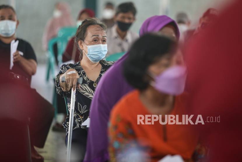 Seorang lansia mengantre untuk disuntik vaksin COVID-19  di GOR Total Persada, Periuk, Kota Tangerang, Banten, Selasa (8/6/2021). Dinas Kesehatan Kota Tangerang sudah memberikan vaksin dosis pertama kepada lansia sebanyak 51.267 orang, sedangkan dosis kedua 38.322 orang dari jumlah sasaran sebanyak 117.010 orang lansia. Sedangkan untuk pelayan publik yang sudah menerima vaksin dosis pertama sebanyak 76.320 orang, dosis kedua sebanyak 45.049 orang dari target 94.939 orang pelayan publik. 