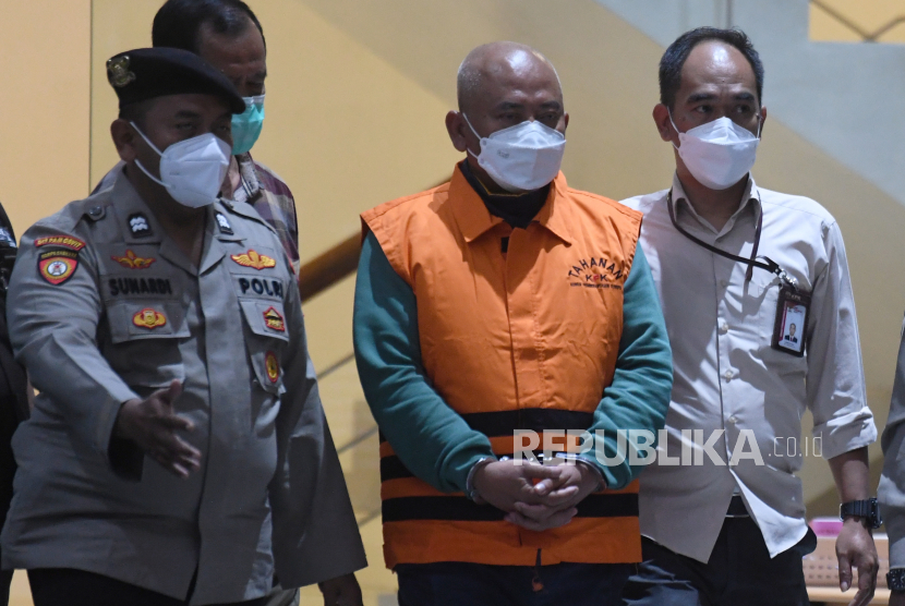 Wali Kota Bekasi Rahmat Effendi (tengah) mengenakan rompi tahanan KPK usai diperiksa di gedung KPK, Jakarta.