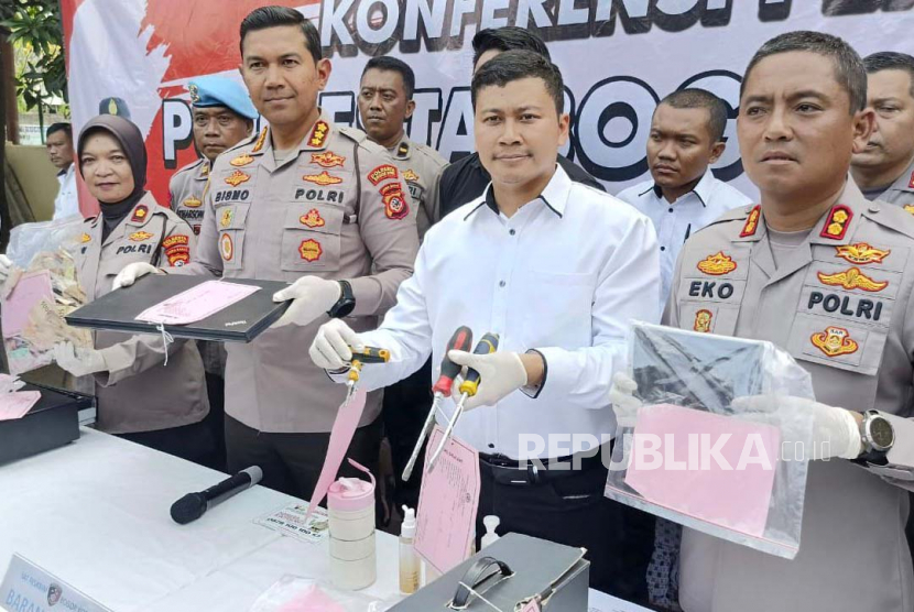 Polresta Bogor Kota melakukan konferensi pers pengungkapan aksi pencurian di Stasiun Pengisian Bahan Bakar Umum (SPBU) Shell di Jalan Sholeh Iskandar, Kecamatan Tanah Sareal, Kota Bogor, Senin (24/7/2023).