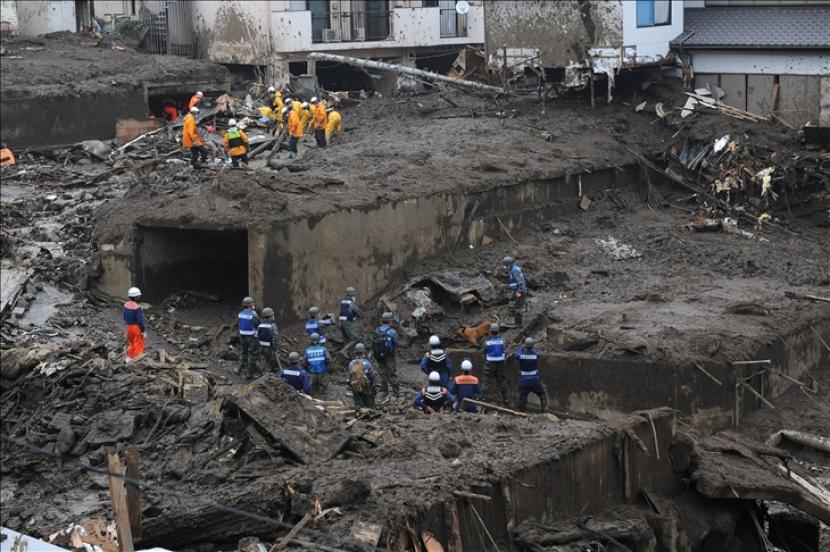 Tujuh belas orang masih hilang di Jepang lebih dari seminggu setelah tanah longsor besar melanda kota pesisir Atami.