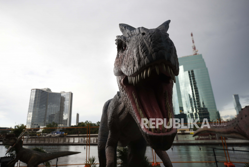 Sebuah robot Tyrannosaurus Rex dipajang di Bangkok, Thailand, 08 Juni 2022. Penelitian terbaru menunjukkan T rex tidak sepintar yang dikira.