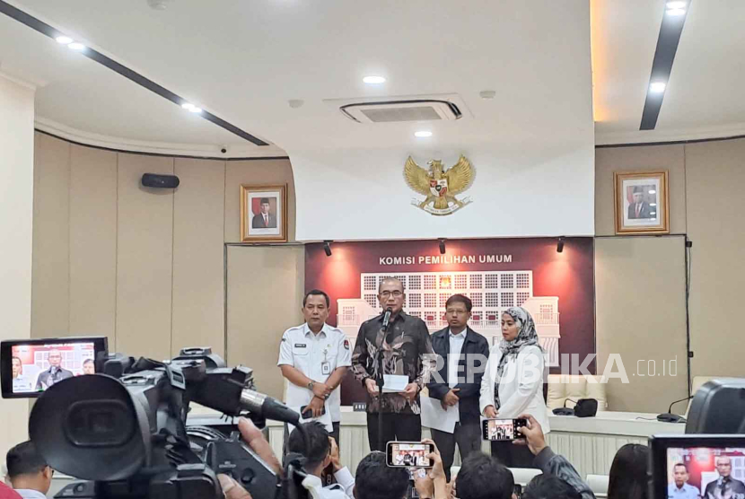 Konferensi pers KPU RI menindaklanjuti putusan MK soal batasan usia capres-cawapres di Kantor KPU, Jakarta Pusat, Senin (16/10/2023) malam. 