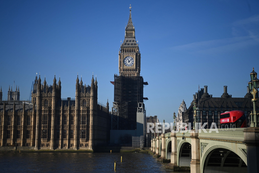  Pemandangan Menara Elizabeth di Gedung Parlemen di London, Inggris, 14 Januari 2022. 