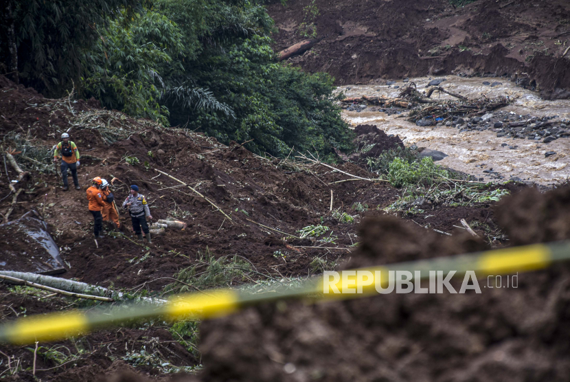 Longsor di Cianjur (ilustrasi). BPBD Kabupaten Cianjur menerjunkan alat berat untuk membuka kembali akses jalan akibat longsor.