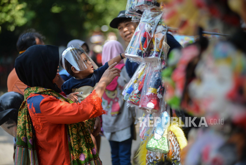Pengunjung memilih miniatur ondel-ondel di area wisata Situ Babakan, Srengseng Sawah, Jakarta.