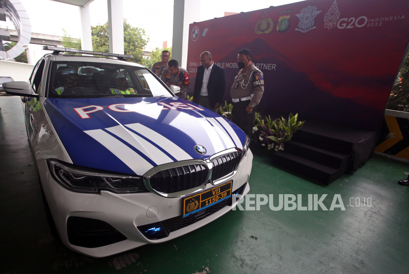 Kapolresta Bandara Soekarno Hatta Kombes Pol Sigit Dany Setiono (ketiga kanan) bersama Vice President Customer Support BMW Group Indonesia Ariefin Makaminan (kedua kanan) berbincang dengan anggota polisi lalu lintas yang mencoba mengendarai mobil saat serah terima kendaraan BMW 330e M Sport di Mapolresta Bandara Soekarno Hatta, Tangerang, Banten, Selasa (18/10/2022). Serah terima untuk pinjam pakai satu unit BMW 330e M Sport tersebut untuk membantu pihak kepolisian dalam kelancaran pelaksanaan Konferensi Tingkat Tinggi (KTT) G20 mendatang. 