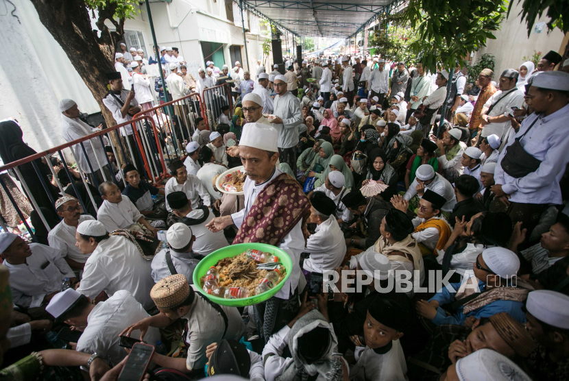 Panitia membagikan nasi kebuli kepada jamaah yang mengikuti haul atau peringatan wafatnya Habib Ali bin Muhammad Al Habsyi di Pasar Kliwon, Solo, Jawa Tengah, Sabtu (4/11/2023). Haul ulama Habib Ali dihadiri sejumlah tokoh nasional dan ribuan orang yang datang dari berbagai kota di Indonesia. 