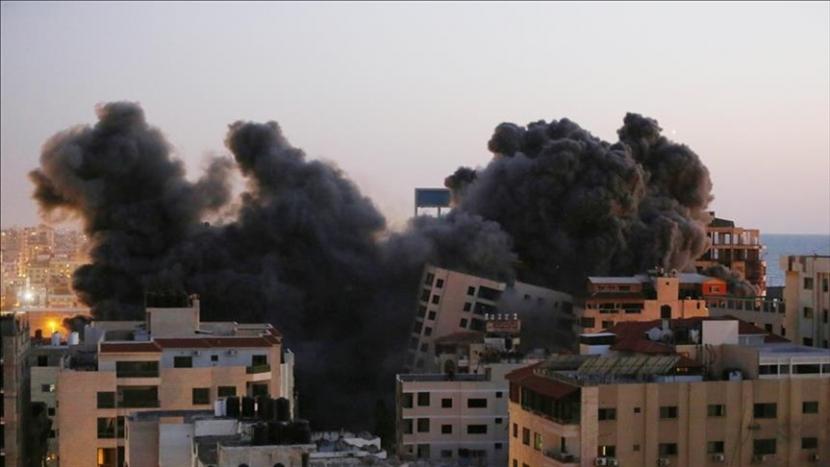 Tentara Israel pada Selasa malam (11/5) menghancurkan sebuah bangunan apartemen di barat Kota Gaza.