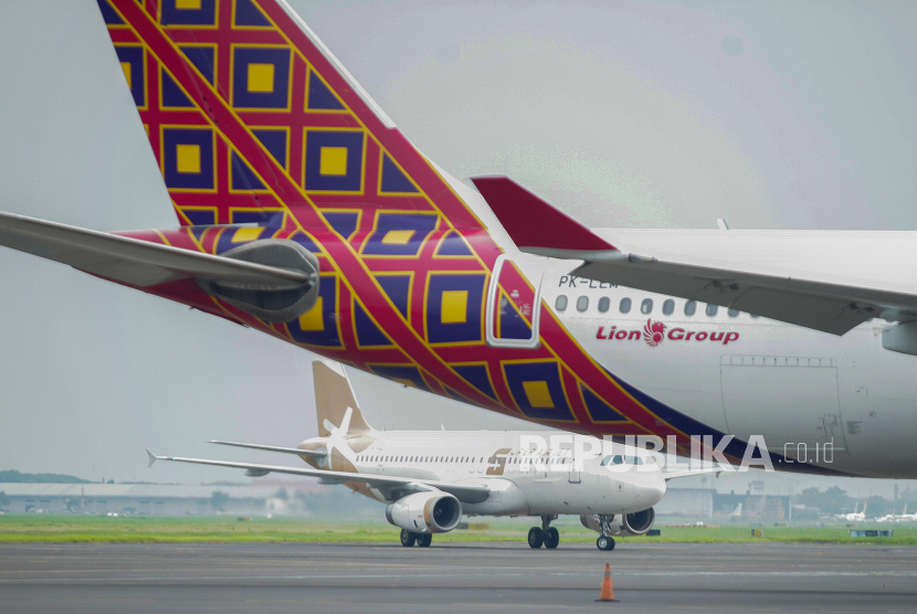 Pesawat mendarat di Bandara Internasional Juanda Surabaya, Sidoarjo, Jawa Timur, Senin (1/4/2024).