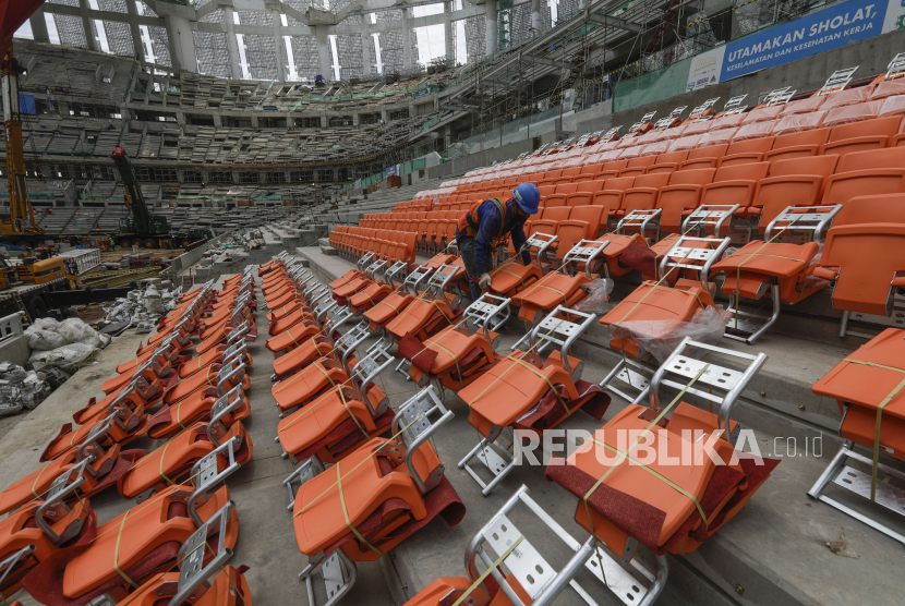 Pekerja memasang kursi penonton Jakarta International Stadium (JIS), Tanjung Priok, Jakarta Utara, Selasa (16/11/2021).