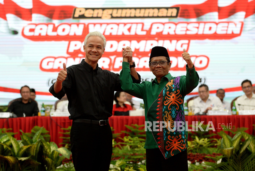 Bakal calon presiden Ganjar Pranowo bersama Bakal calon wakil presiden Mahfud MD. Pengamat sebut Ganjar-Mahfud jadi upaya PDIP lepaskan diri dari bayang-bayang Jokowi.