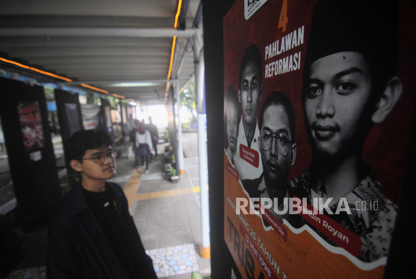 Mahasiswa melihat karya poster pada pameran bertajuk 25 Tahun Tragedi Trisakti di Kampus A Universitas Trisakti, Jakarta Barat, Jumat (12/5/2023). 