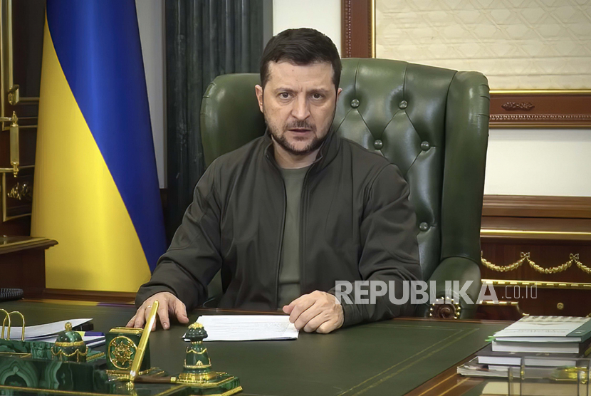 Dalam gambar ini dari video yang disediakan oleh Kantor Pers Kepresidenan Ukraina dan diposting di Facebook awal 18 Maret 2022, Presiden Ukraina Volodymyr Zelenskyy berbicara dari Kyiv, Ukraina.