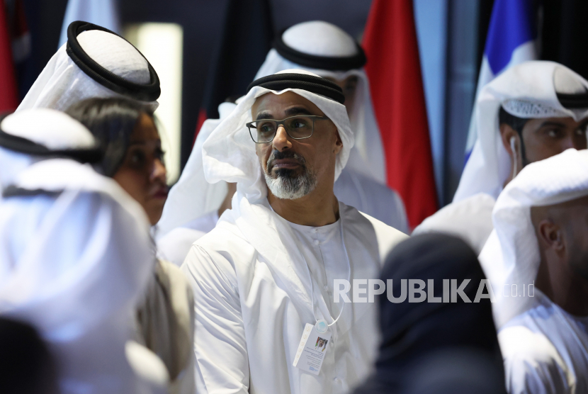  Putra tertua Presiden UEA H.H. Sheikh Khaled bin Mohamed bin Zayed (Tengah), Anggota Dewan Eksekutif Abu Dhabi dan Ketua Kantor Eksekutif Abu Dhabi pergi setelah menghadiri sesi utama KTT Pemerintah Dunia di Teluk emirat Dubai, Uni Emirat Arab, Senin (13/2/2023) 