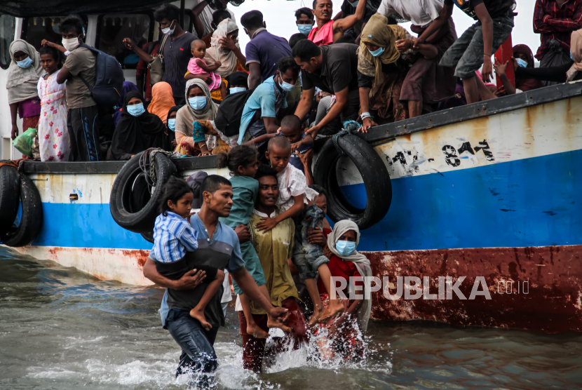 Warga melakukan evakuasi paksa pengungsi etnis Rohingya dari kapal di pesisir pantai Lancok, Kecamatan Syantalira Bayu, Aceh Utara, Aceh, Kamis (25/6/2020). Warga terpaksa melakukan evakuasi paksa 94 orang pengungsi etnis Rohingya ke darat yang terdiri dari 15 orang laki-laki, 49 orang perempuan dan 30 orang anak-anak tanpa seizin pihak terkait, karena warga menyatakan tidak tahan melihat kondisi pengungsi Rohingya yang memprihatikan di dalam kapal sekitar 1 mil dari bibir pantai dalam kondisi. terutama anak-anak dan wanita dalam kondisi lemas akibat dehidrasi dan kelaparan. 