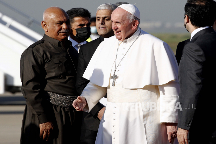  Paus Fransiskus tiba di bandara Irbil, Irak, Minggu, 7 Maret 2021. 